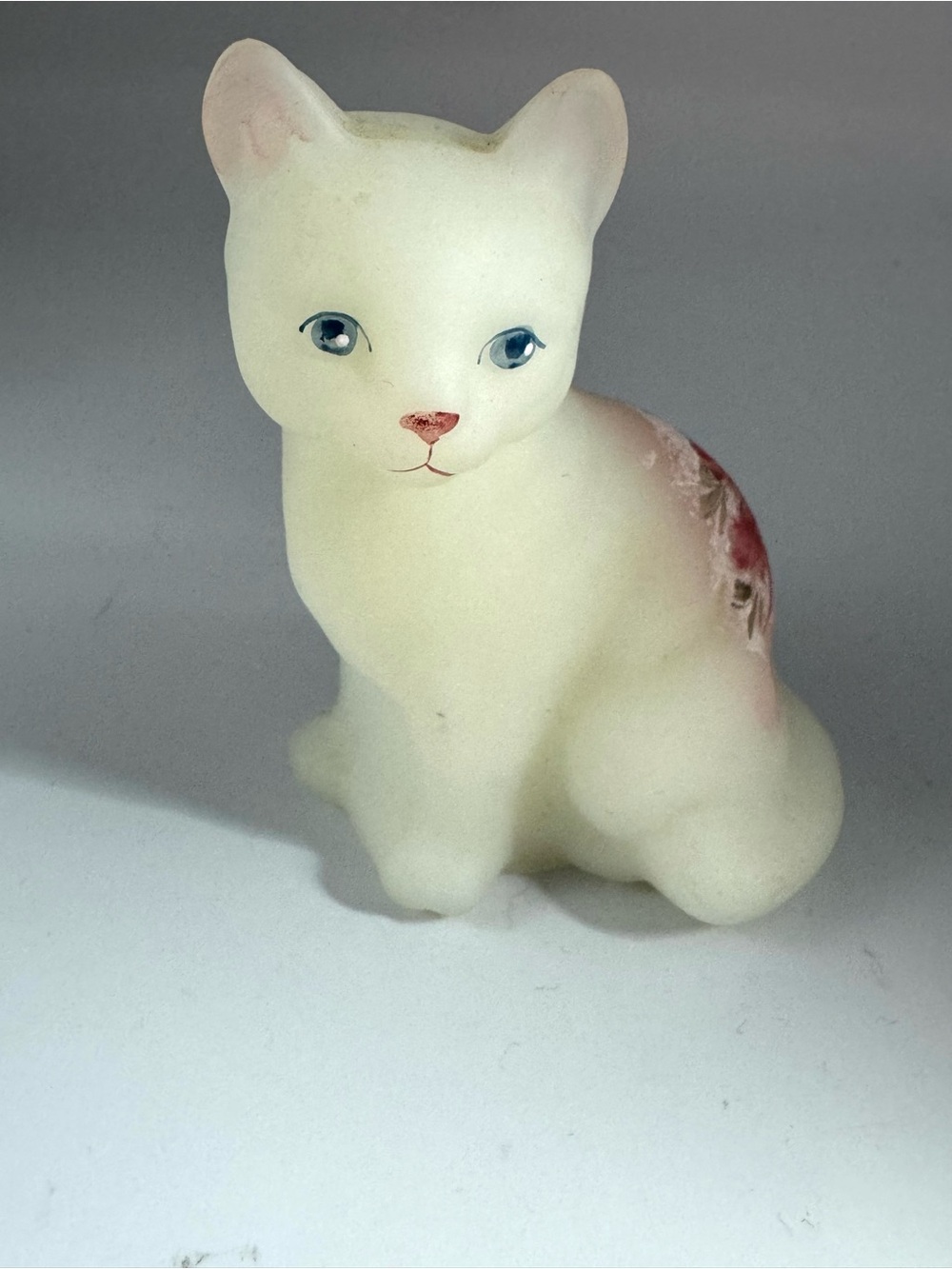 Fenton Victorian Rose Sitting Cat